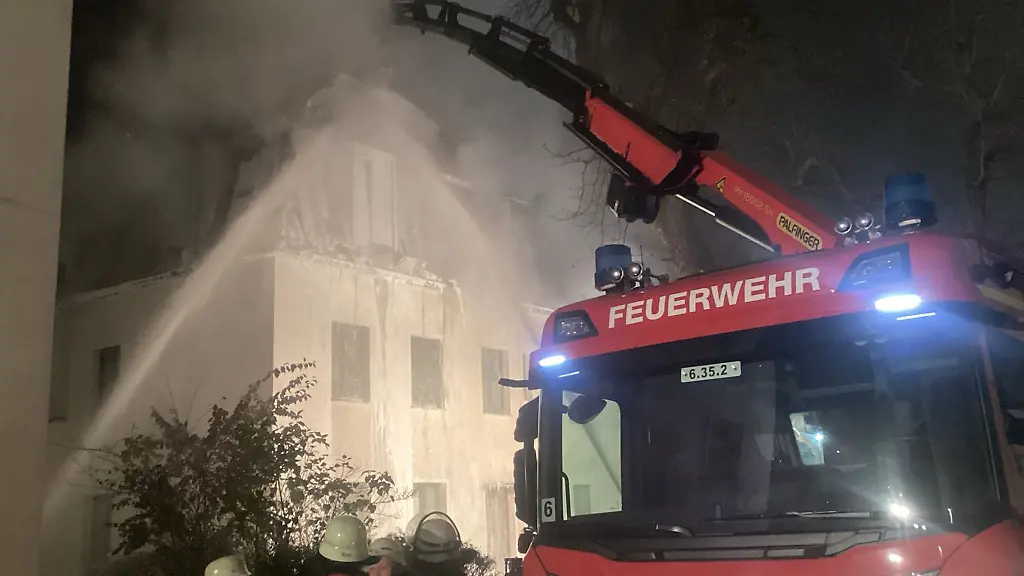Stundenlang-sind-die-Feuerwehrleute-bei-dem-kraeftezehrenden-Einsatz-vor-Ort
