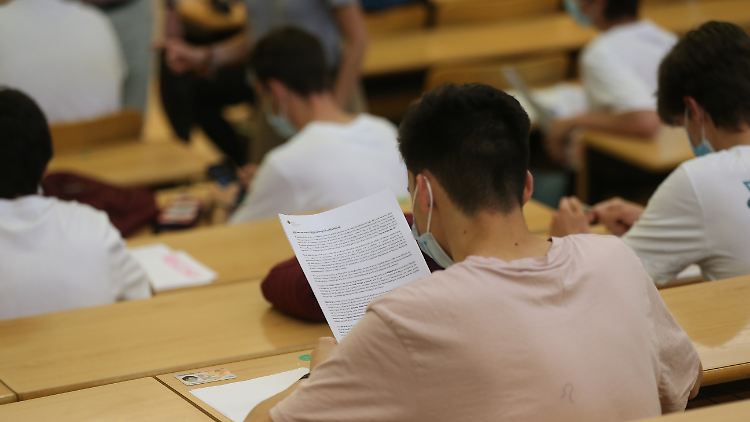 Nach drei Semestern Online-Lehre: Studierende dürfen wieder an die Hochschulen zurückkehren.
