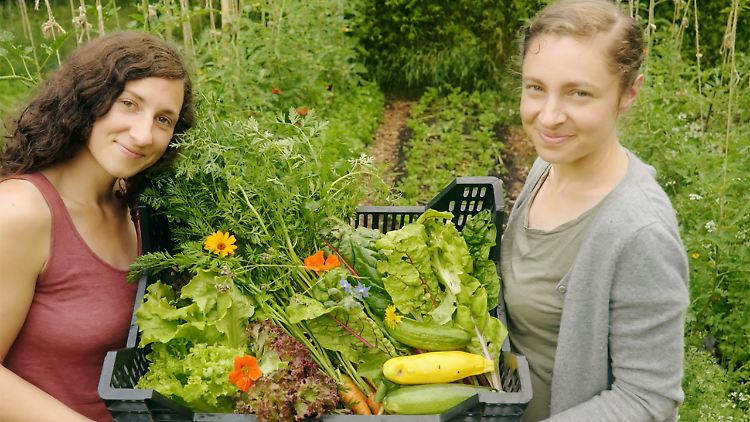 Die Gemüseheldinnen Laura Setzer und Juliane Ranck mit reicher Ernte.