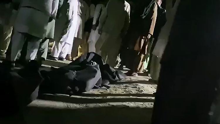 Die Toten nach dem Anschlag von Kabul liegen in schwarzen Säcken auf der Straße.