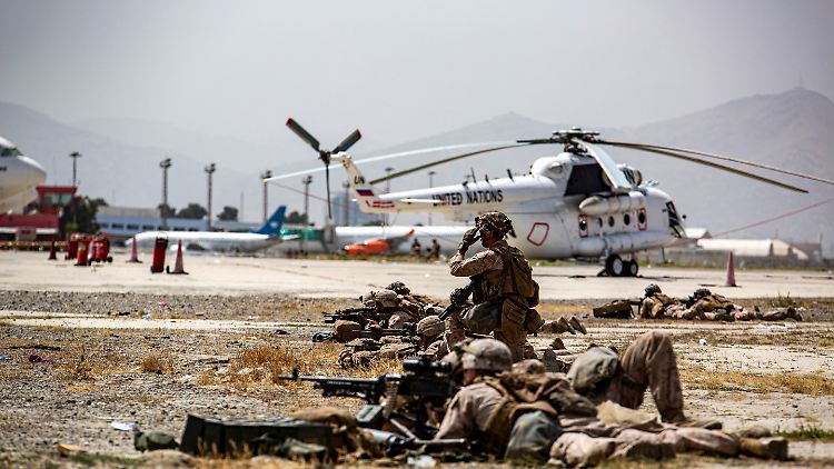 US-Marines halten Wache während der Rettungsflüge am Kabuler Flughafen - aufgenommen am 18. August.
