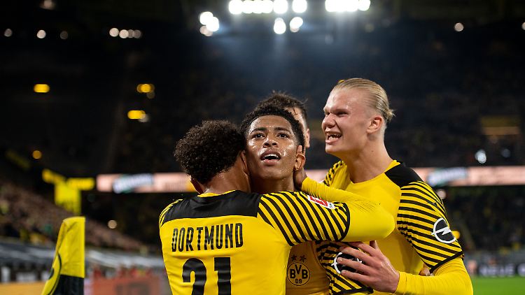 Erling Haaland bejubelt Jude Bellinghams Treffer zum 2:1. 