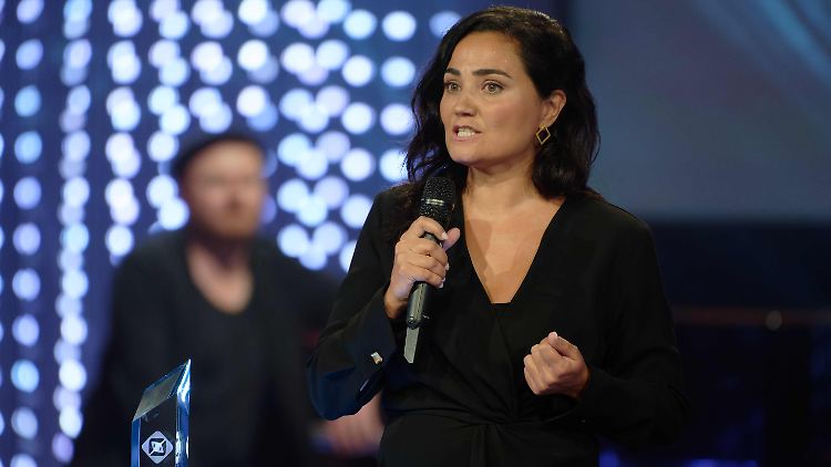 Die Autorin Mayte Carrasco mit dem Preis in der Kategorie "Publikumspreis der Marler Gruppe" für die Serie "Afghanistan. Das verwundete Land".