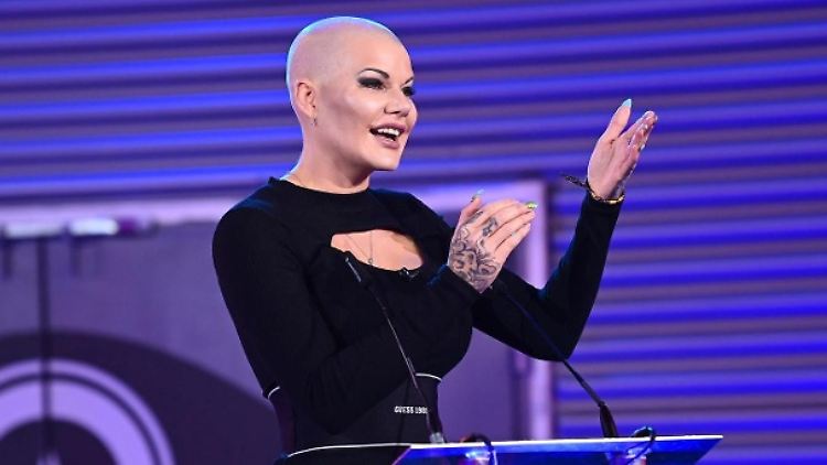 Glatze und Sieg stehen ihr gut: Tausendsassa Melanie Müller (Foto: Sat1)