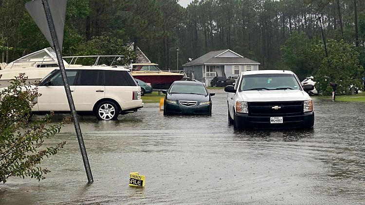 Autos fahren während der Vorbereitungen auf den Tropensturm "Ida" in den USA durch Hochwasser.