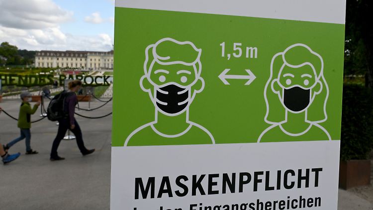 In Deutschland geht - mit Abstand und Maske - wieder viel. Das schlägt sich auch in den täglichen Corona-Zahlen nieder.