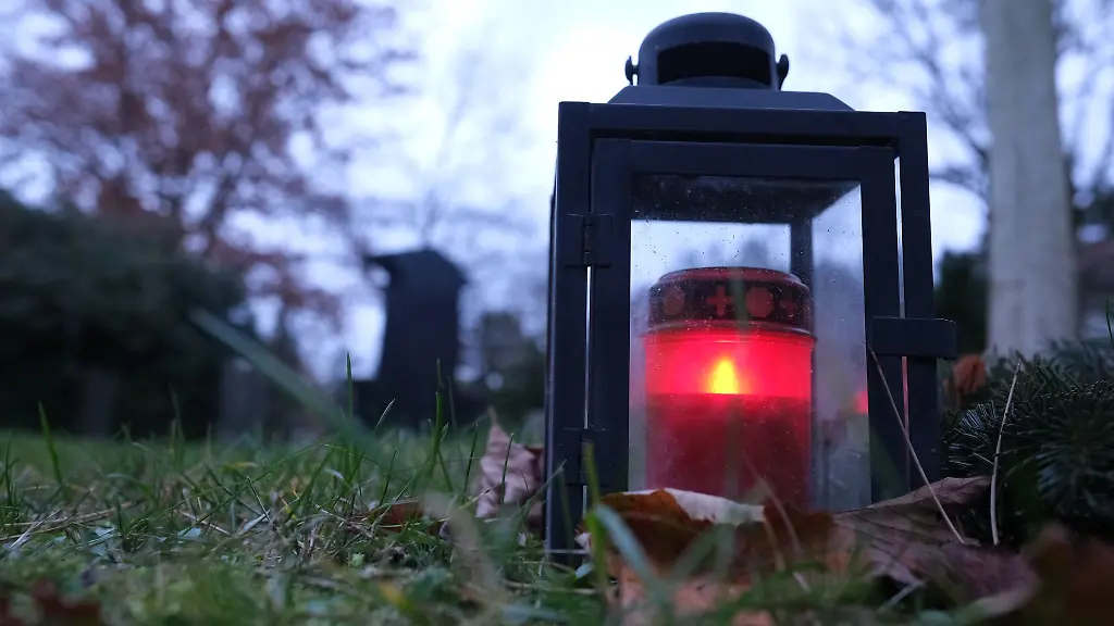 Bei-einer-zentralen-Gedenkstunde-zum-Volkstrauertag-ist-am-Sonntag-im-Landtag-in-Magdeburg-an-die-Toten-der-Kriege-und-Opfer-der-Gewaltherrschaften-erinnert-worden-Landesweit-gab-es-Gedenkveranstaltungen-und-Kranzniederlegungen