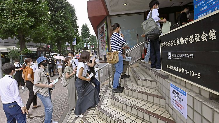 In mehreren Impfzentren Japans wurden "fremde Substanzen" in noch ungeöffneten Ampullen festgestellt.