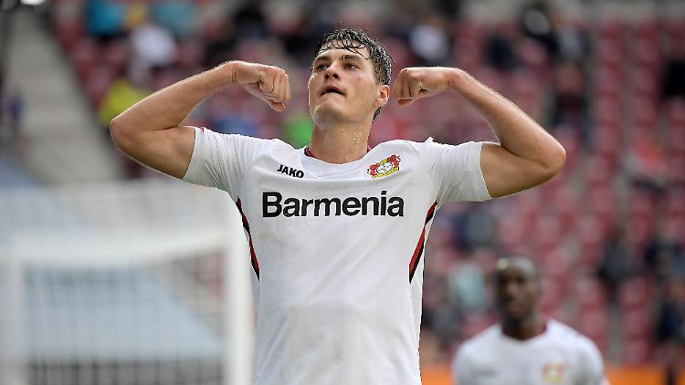 Leverkusen-Stürmer Patrick Schick jubelt über seinen Treffer zum 3:1