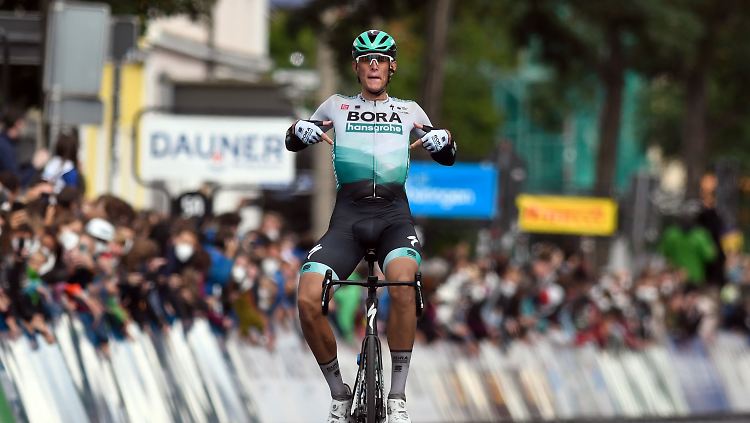 Nils Politt nach seinem Sieg bei der dritten Etappe der Deutschland-Tour als Gesamtführender nun auch Chancen auf den Gesamtsieg.