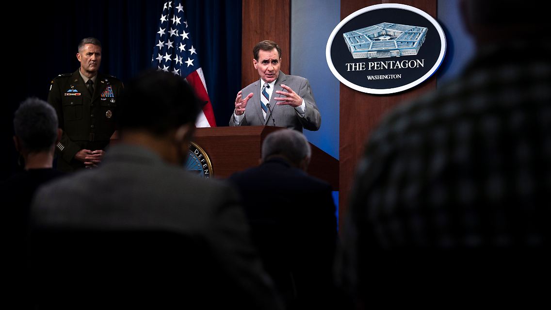 Der Sprecher des US-Verteidigungsministeriums John Kirby (Mitte) im Pentagon.