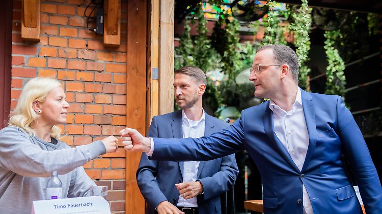 Gesundheitsminister Jens Spahn verabschiedet sich neben Timo Feuerbach (M), Geschäftsführer des Europäischen Verbands der Veranstaltungs-Centren, von der Vorsitzenden der Berliner Clubcommission Pamela Schobeß.
