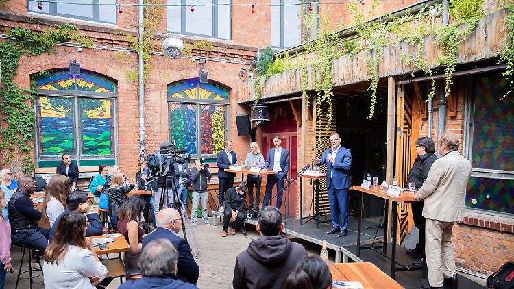 Diskutieren statt feiern im Club: Minister Spahn sagt, das Virus sei der Spielverderber und nicht er.
