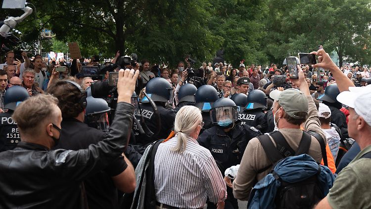 Bei einer Kundgebung auf dem Leipziger Platz gegen die Corona-Politik der Regierung kommt es zu Rangeleien mit der Polizei.