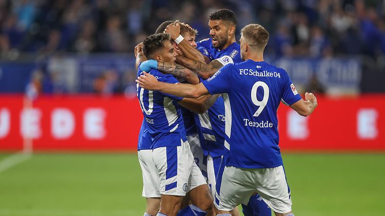 Schalke behält die drei Punkte, den Trainer und nimmt viel Arbeit mit in die neue Woche.
