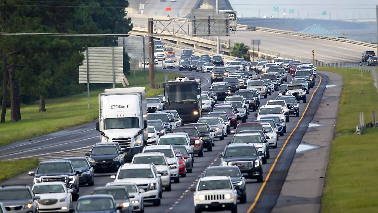 Auf der Flucht vor "Ida": Die Interstate 10 ist voll mit Menschen, die sich im Osten in Sicherheit bringen wollen, bevor der Hurrikan auf die US-Küste trifft.