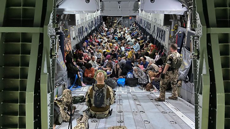 August 2021: Geflüchtete sitzen in einem Airbus A400M der Bundeswehr. Sie werden aus Afghanistan herausgebracht.