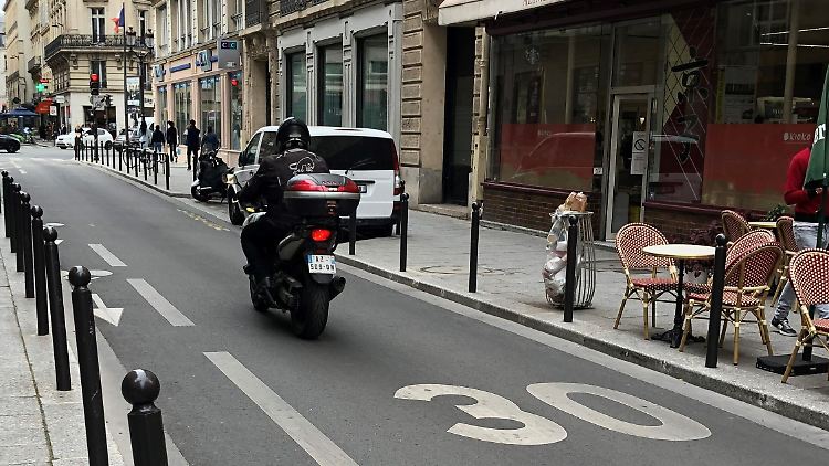 Auch für Motorroller-Fahrer wird es künftig unbequemer in Paris. 