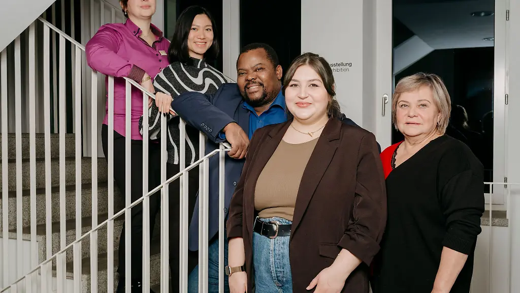 In-Sachsen-hat-sich-ein-neuer-Landesverband-zur-Vertretung-migrantischer-Interessen-gegruendet-Irma-Tchankoshvili-l-r-Thao-Huynh-Emiliano-Chaimite-Natalie-Adakh-und-Elena-Helmer-sind-die-Mitglieder-des-neuen-Vorstands-des-Landesverbandes-migrantischer-Organisationen