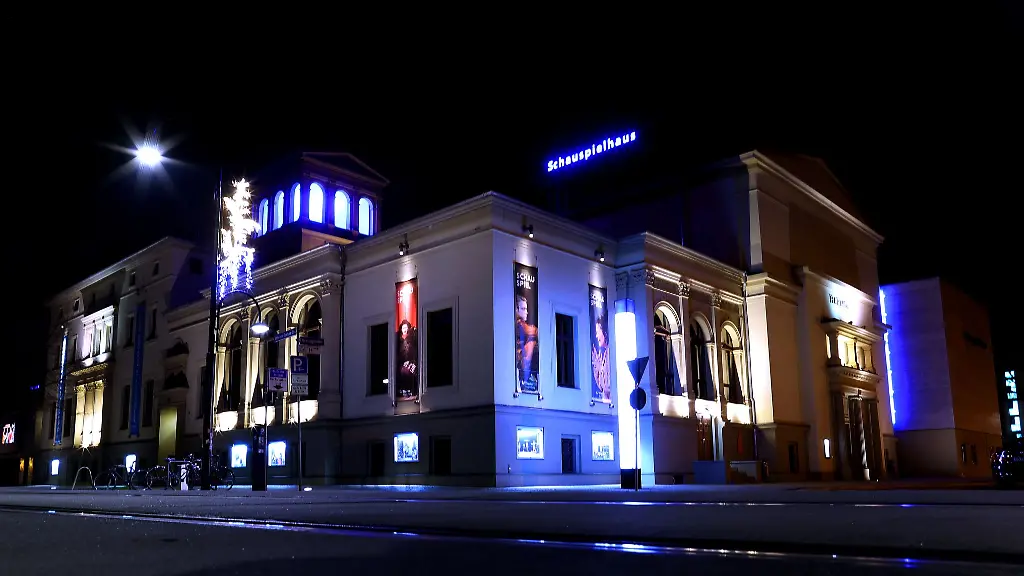 Fuer-das-Schauspiel-Jagdszenen-am-Theater-Magdeburg-gab-es-den-Deutschen-Theaterpreis-Faust-fuer-das-beste-Kostuem