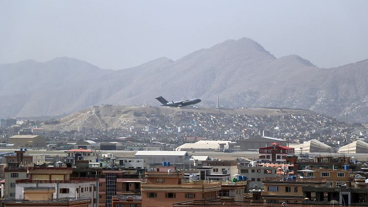 Ein US-Militärflugzeug startet am Samstag vom Kabuler Flughafen. 