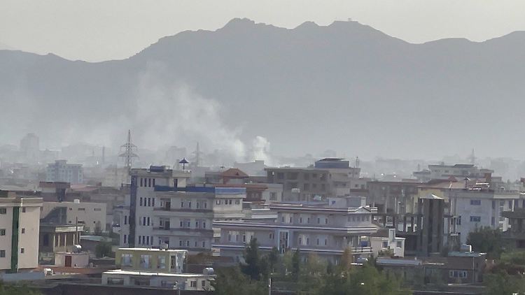 Über Kabul steigt nach einer Explosion an diesem Sonntag Rauch auf.