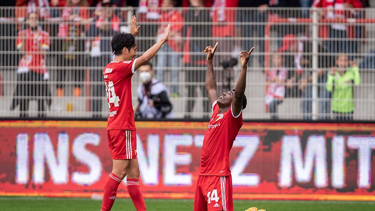 Taiwo Awoniyi bejubelt seinen dritten Saison-Treffer. 