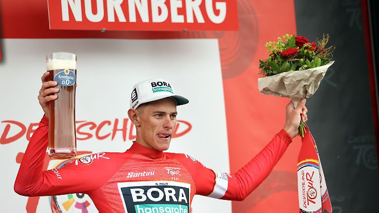 Nils Politt darf seinen Sieg bei der Deutschland Tour feiern.