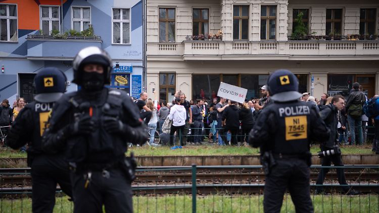 Die Berliner Polizei ist das Wochenende im Großeinsatz - vor allem wegen der Corona-Demos.