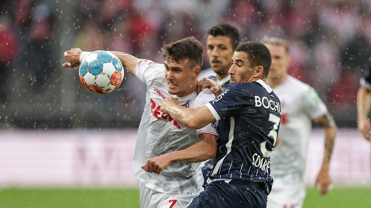 Der Ball sprang häufiger an den Arm von Dejan Ljubicic.