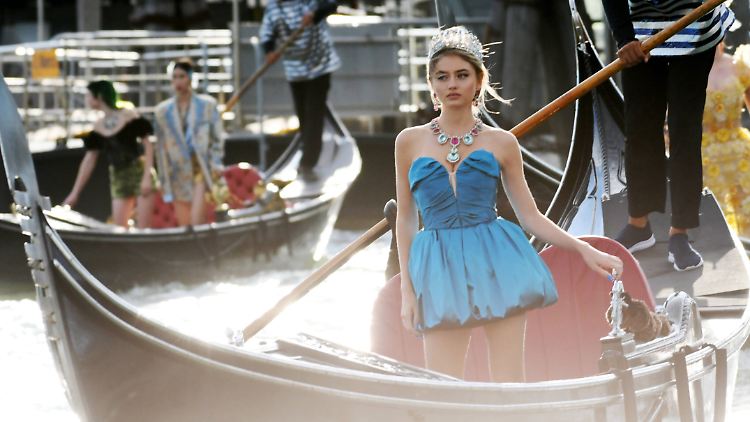 Typisch Venedig: In einer Gondel wurden die Models bei der Modenschau zum Laufsteg gebracht.