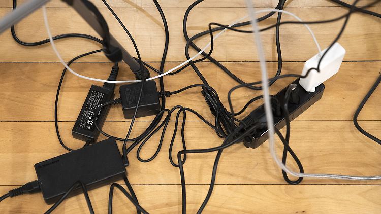 Solch ein Kabelsalat könnte vermieden werden mit der kontaktlosen Auflademethode.
