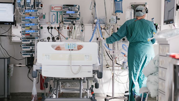 In Deutschland liegen häufig Ungeimpfte mit schweren Verläufen auf der Intensivstation.