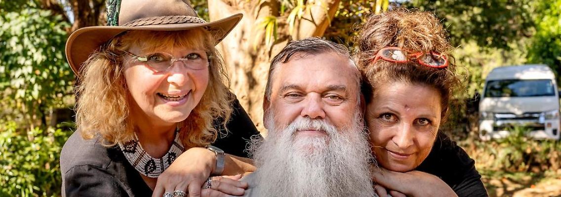 Farmer Werner hat fortan nur noch mit Karin (links) Spaß Quelle TVNOW.jpg