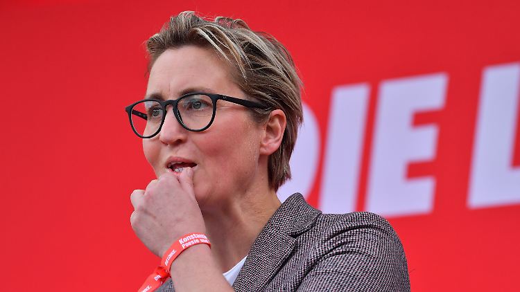 Hennig-Wellsow kritisierte die Haltung von SPD und Grünen, ein mögliches Regierungsbündnis allein von einem Bekenntnis zur NATO abhängig zu machen.