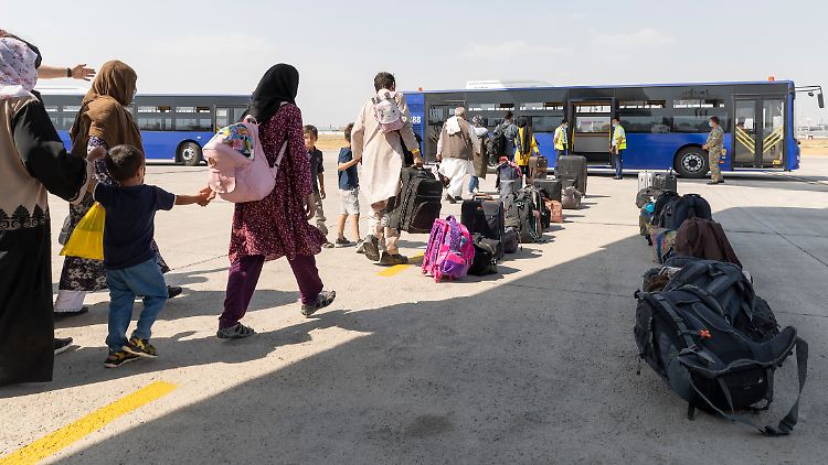 Um weitere Schutzbedürftige aus Afghanistan evakuieren zu können, zahlt die Bundesregierung mehrere hundert Millionen Euro an Drittstaaten.