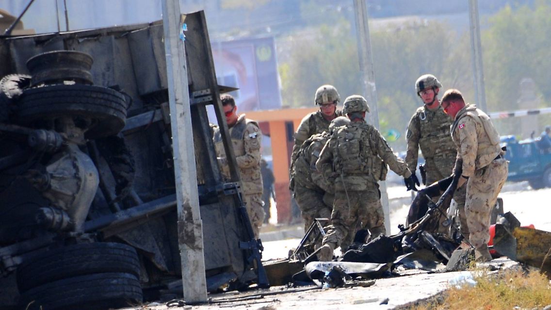US-Soldaten bergen Verletzte nach einem Selbstmordattentat in Kabul am Samstag.
