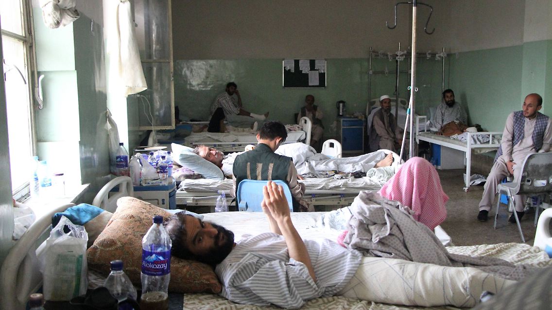 Laut Zivilisten aus Kabul könnte es sich bei diesen Verletzten um Opfer des US-Angriffs auf den IS am Sonntag handeln. Bestätigt hat das Pentagon die Opfer noch nicht.