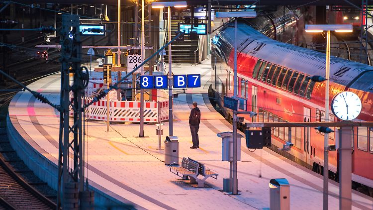 Bahnreisende müssen auch übers Wochenende mit zahlreichen Zugausfällen rechnen.