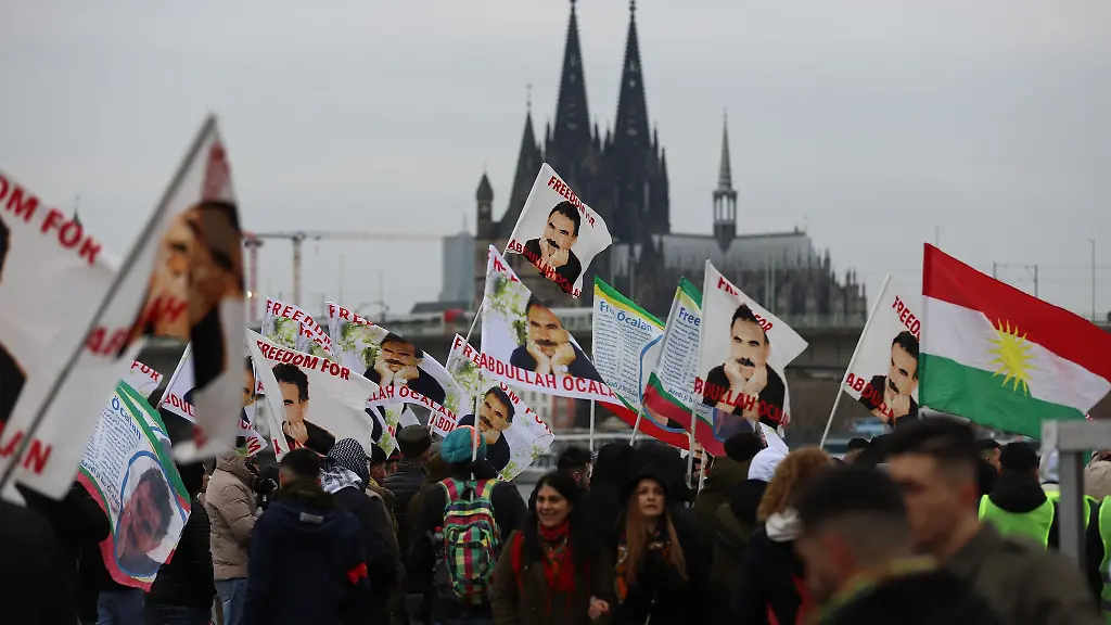 Unter-dem-Motto-Freiheit-fuer-Oecalan-wird-in-Koeln-demonstriert