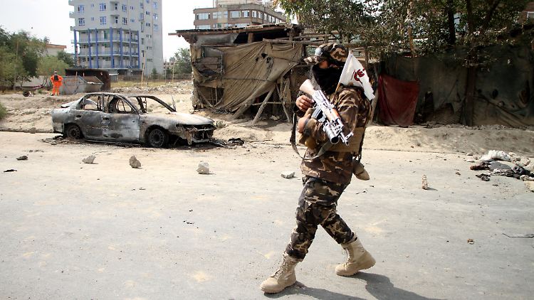 Ein Taliban-Kämpfer patrouilliert durch die Straßen Kabuls.