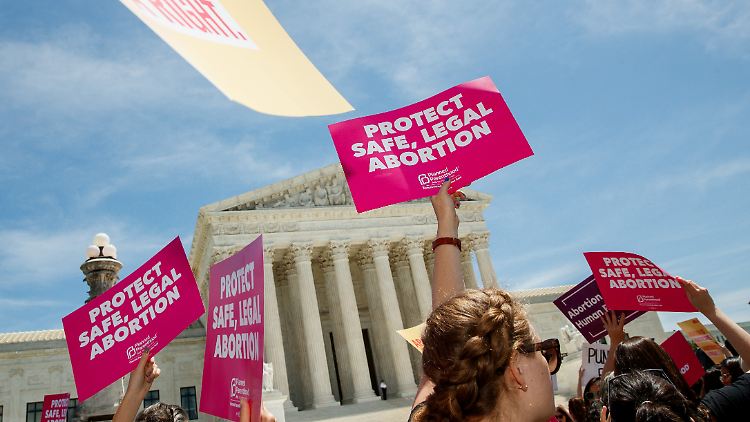 Im Mai protestieren Frauen vor dem US-Supreme Court gegen eine Verschärfung des Abtreibungsgesetzes in Texas.