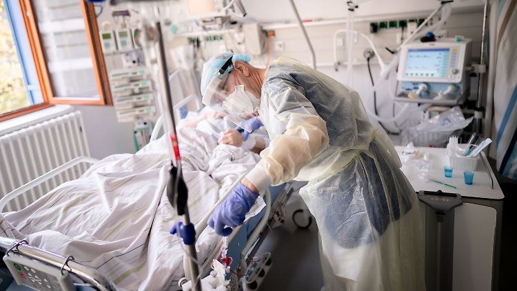 Die Hospitalisierungsrate gibt an, wie viele Corona-Infizierte pro 100.000 Einwohner binnen einer Woche in Kliniken aufgenommen werden.