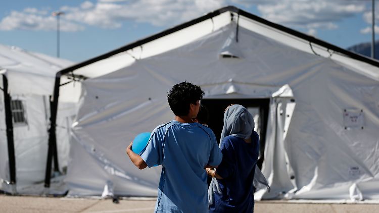 In Italien sind Afghanistan-Flüchtlinge noch in einem Zeltlager untergebracht.
