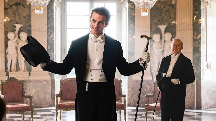 Stock und Hut stehen ihm gut: Jannis Niewöhner als Felix Krull.