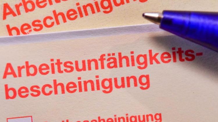 Eine Arbeitsunfähigkeitsbescheinigung ist auch in Falle eines Unfalls für den Schadenersatz wichtig. 