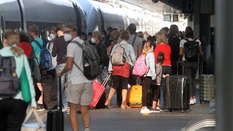 Abstand halten bei Bahnreisen - oft kaum möglich. Aber wie viele stecken sich im Gedränge an?