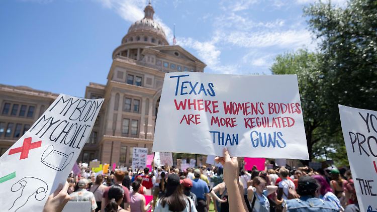"Texas - wo Körper von Frauen mehr reguliert werden als Waffen", heißt es auf dem Plakat, das auf einer Demonstration hochgehalten wird.