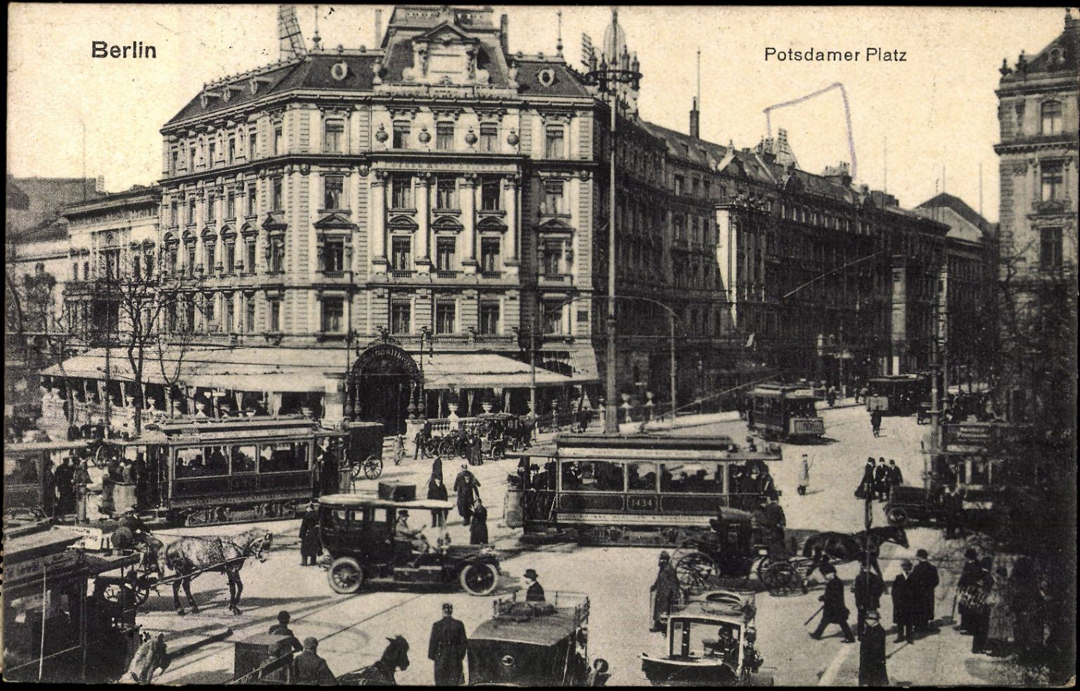 Vor 100 Jahren gab es in Deutschland und natürlich auch in der Hauptstadt Berlin schon viele begeisterte Autofahrer – aber noch keine richtige Piste für sie, auf der sie ungestört von Pferdefuhrwerken, Straßenbahnen, ... (Bild von 1920)