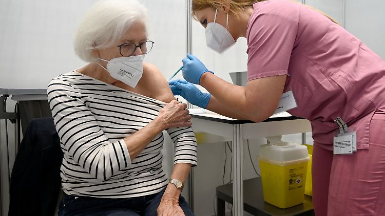 Bei der Auffrischung sollen Senioren und Immungeschwächte priorisiert sein.